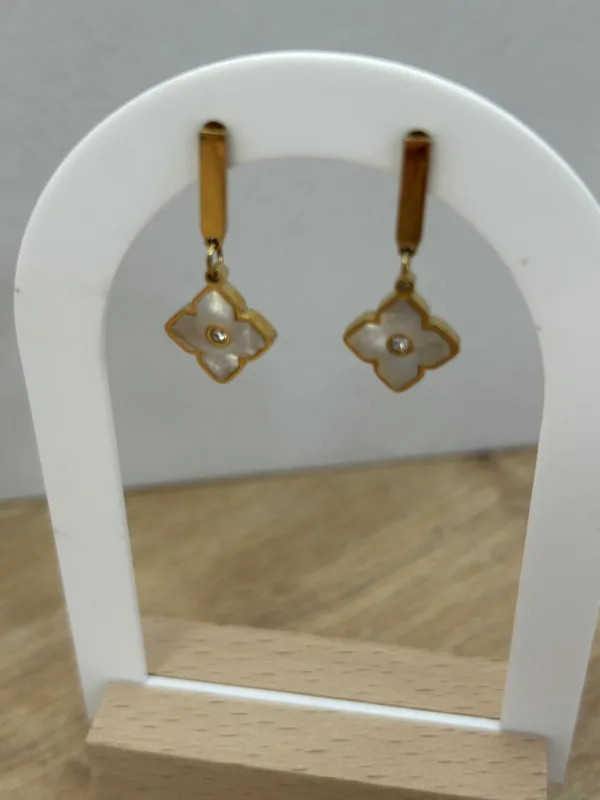 pendientes flor nacar
