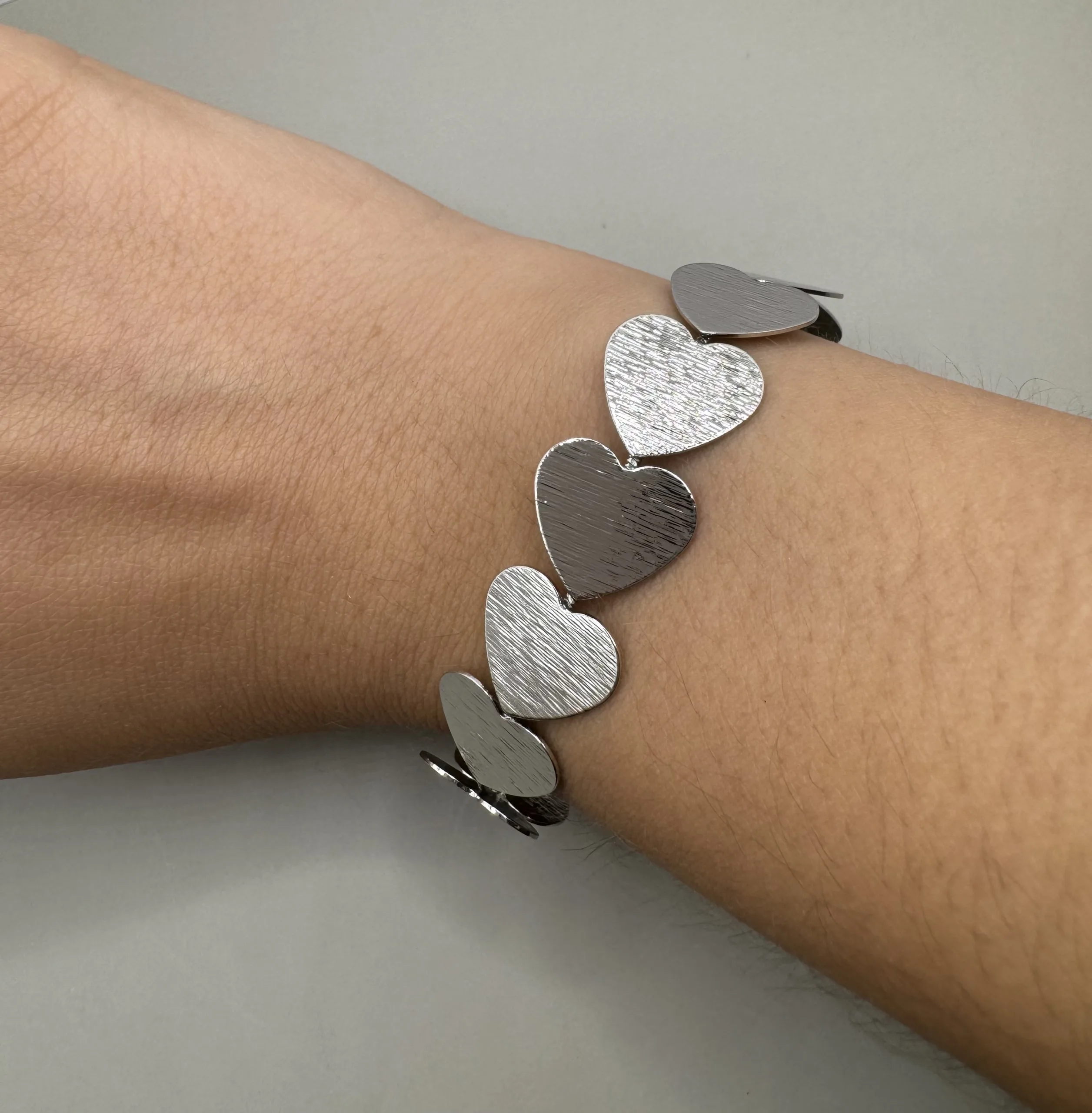 pulsera corazones rayada